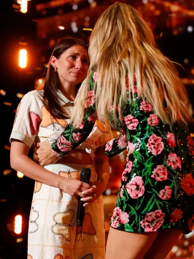 Video AGT 17 Golden Buzzer: Lily Meola's emotional singing - Daydream